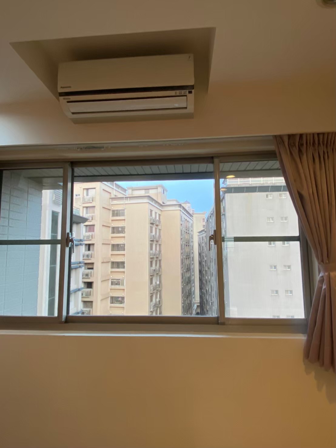 屋主為了在2024年為了抵禦強颱(天兔)，將窗戶貼上膠帶加強玻璃耐風強度，由圖片上可看出，玻璃上滿是令屋主和清潔人員頭痛的殘膠，經本公司專業清潔人員處理後，玻璃已恢復光亮、清潔如新。
