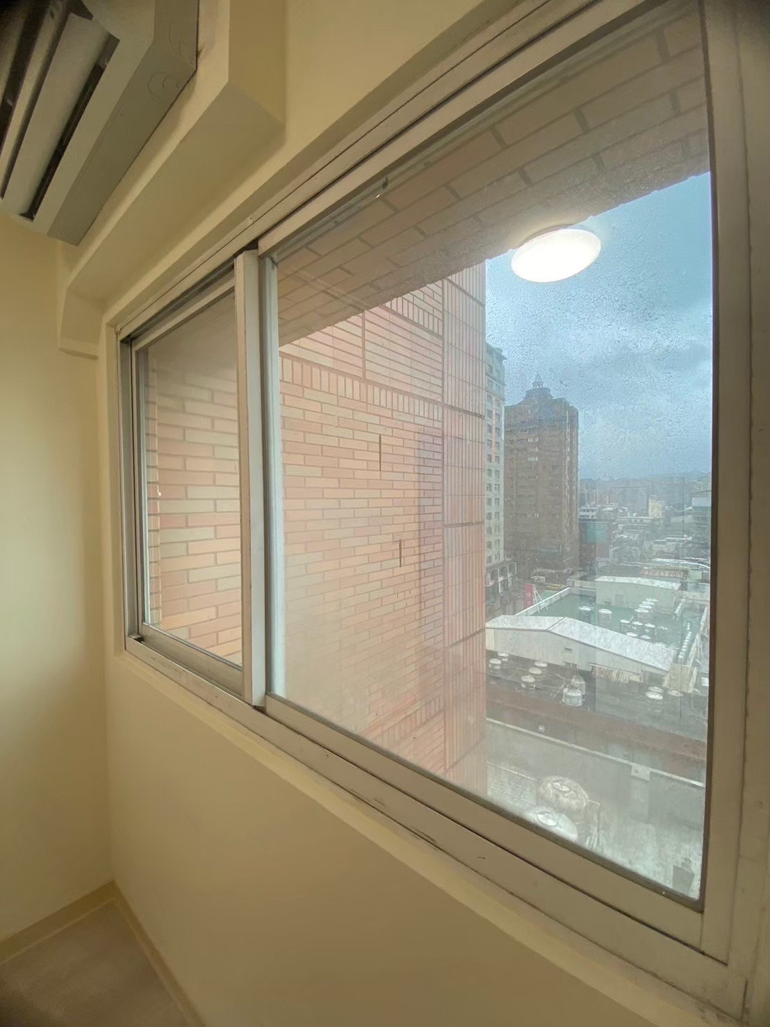 上圖為屋主將兒童房玻璃上，貼上孩子喜歡的貼紙，剛貼上沒多久雖然相當美觀，但時間久了不只貼紙退色，當撕下時，留在玻璃上的殘膠不僅難清除，處理得不好還容易刮壞玻璃，經由本公司以專用的清除劑及清工具處理後，玻璃乾淨光亮如新。